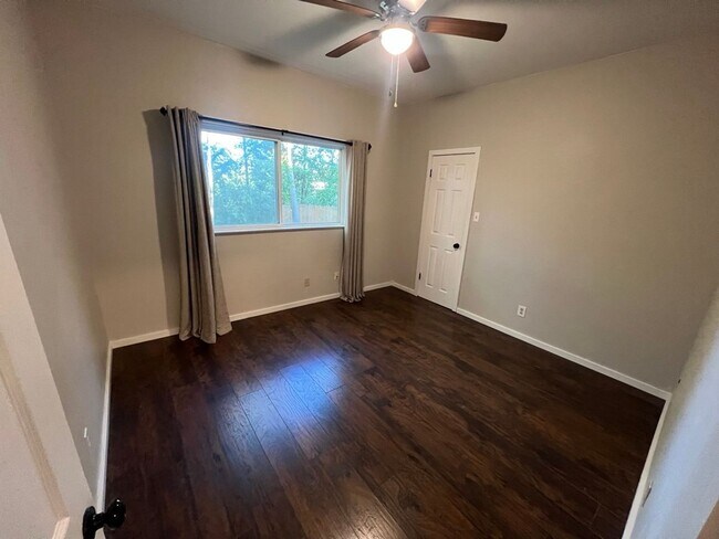 Building Photo - 803 Single Oak Cove