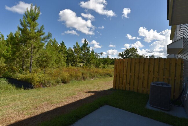 Building Photo - Beautiful Townhome Conveniently Located in The Heart Of Richmond Hill