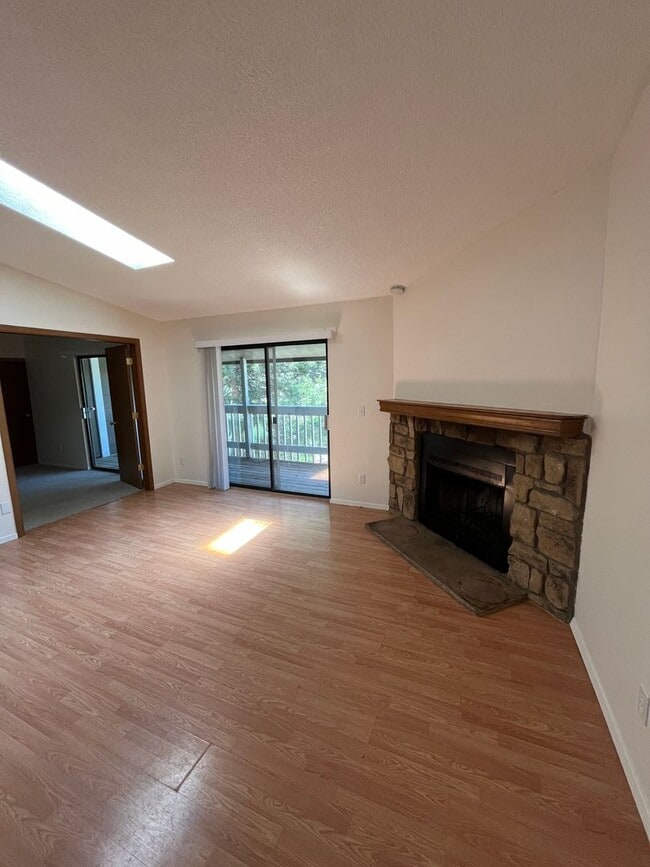 Building Photo - 3 Bed 2 Bath Updated Unit in Robinwood