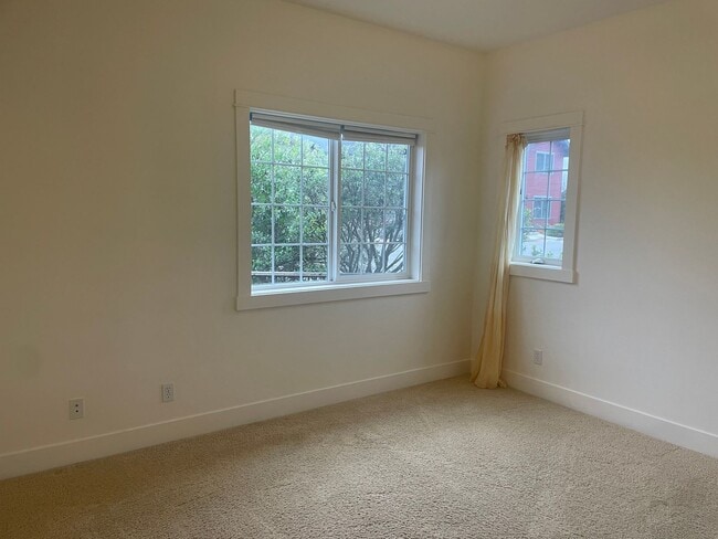 Building Photo - Desirable Langley Home Minutes From Downtowm!