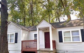 Building Photo - Adorable 2 Bed/1 Bath Bungalow in Forest P...