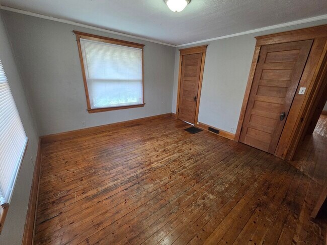 Building Photo - 204 W Locust St