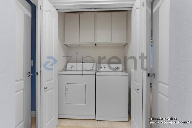 Building Photo - 717 E Denny Way