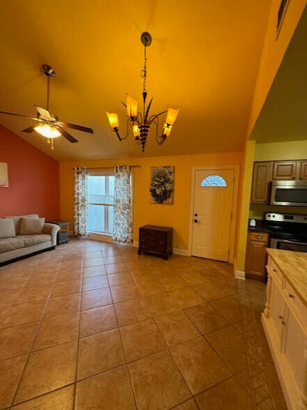 Building Photo - 113 Sunridge Park