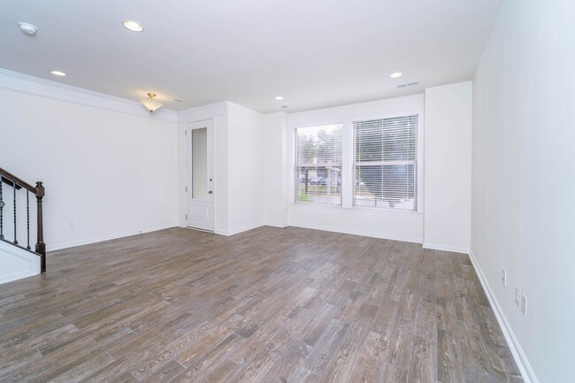 Building Photo - 3 bedroom 3 bath townhouse in Brambleton