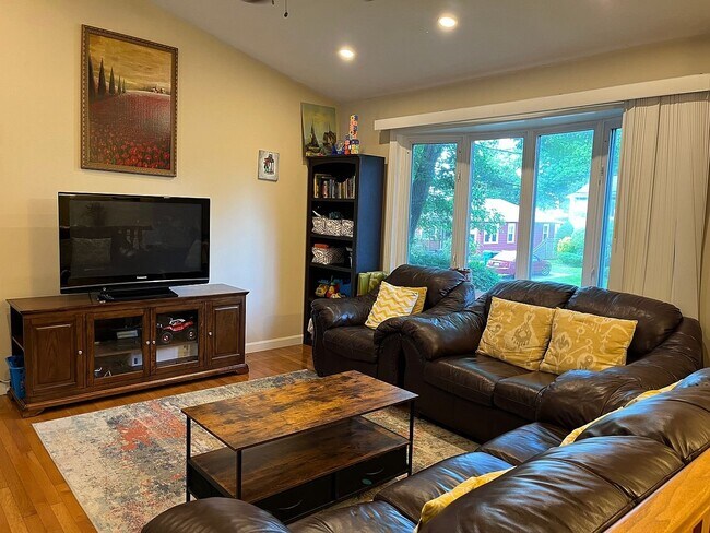 Building Photo - 331 Beachwood Dr