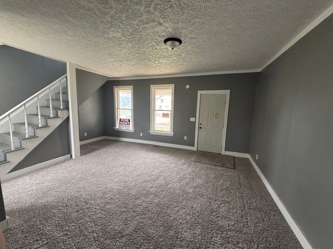 Building Photo - 621 1/2 East Adams Street, Right side