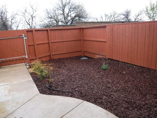 Building Photo - Great 4 Bedroom Condo With Upgrades! Highland Park Subdivision