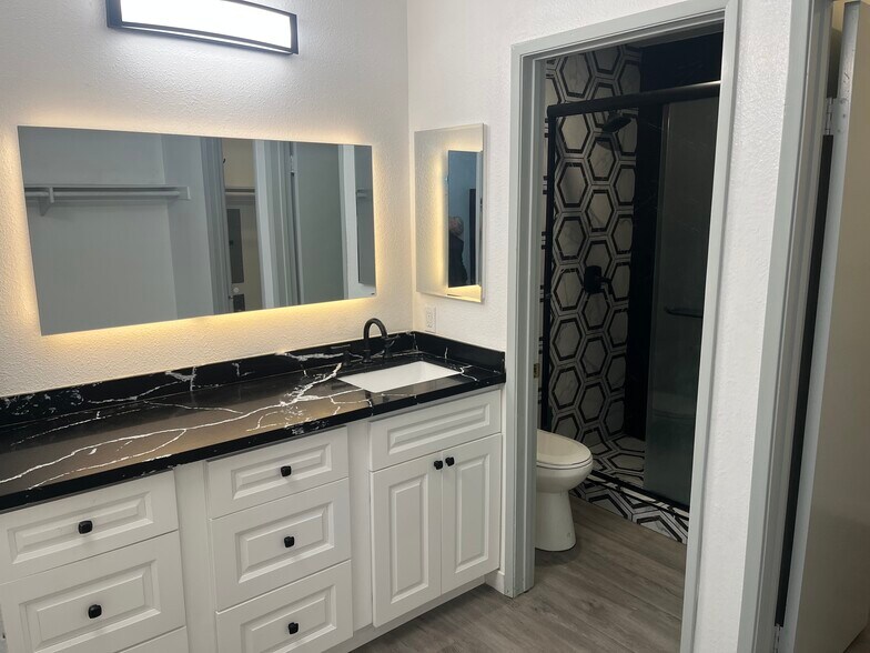 Master Bath - 10300 Caminito Cuervo