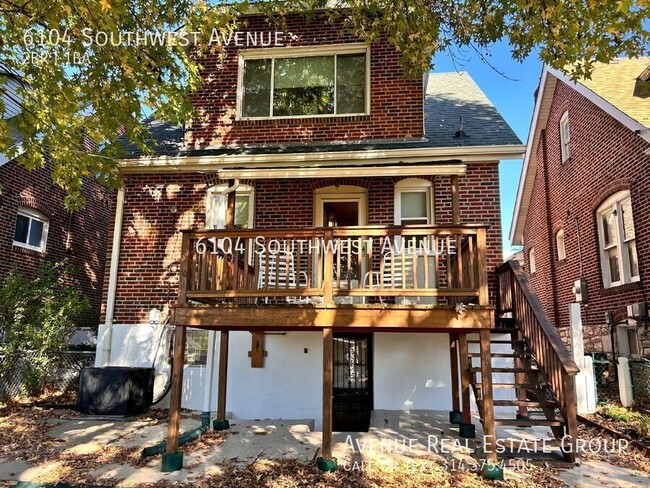 Building Photo - Charming 2-Bed Gem in St. Louis with 966 S...