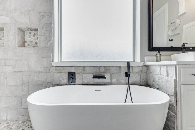 Building Photo - 5323 Lake Hill Farm Way