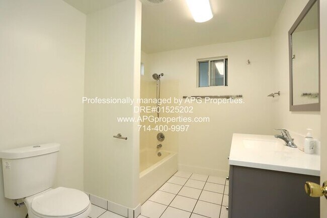 Building Photo - Newly renovated 3 bedroom / 2 bathroom hou...