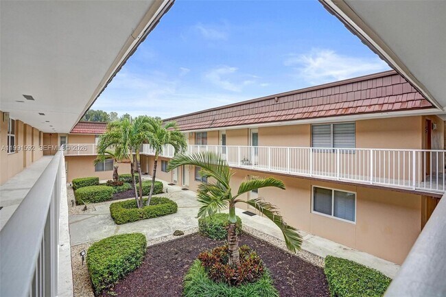 Building Photo - 5325 SW 77th Ct