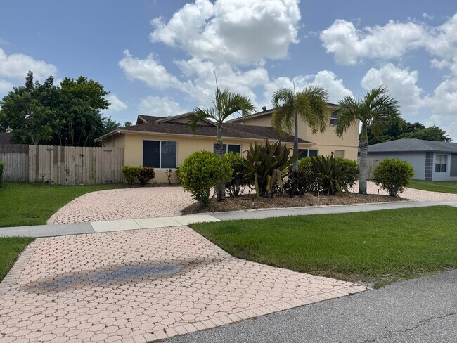 Building Photo - 881 Camellia Dr