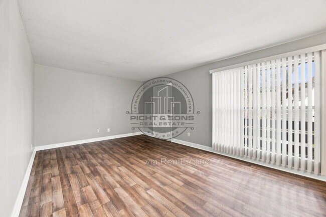 Building Photo - 457 White Dr