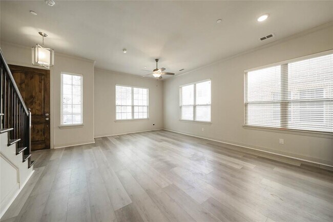 Building Photo - 2745 Troutt Dr