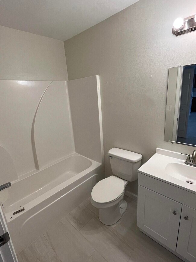 Building Photo - 19 Park Cir SE