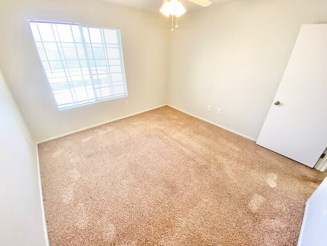 Building Photo - BEAUTIFUL 1 BEDROOM CONDO IN GATED COMMUNITY WITH POOL, SPA & CLUBHOUSE