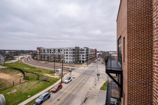 Building Photo - 2235 E 6th St