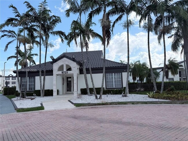 Building Photo - 9731 Fontainebleau Blvd