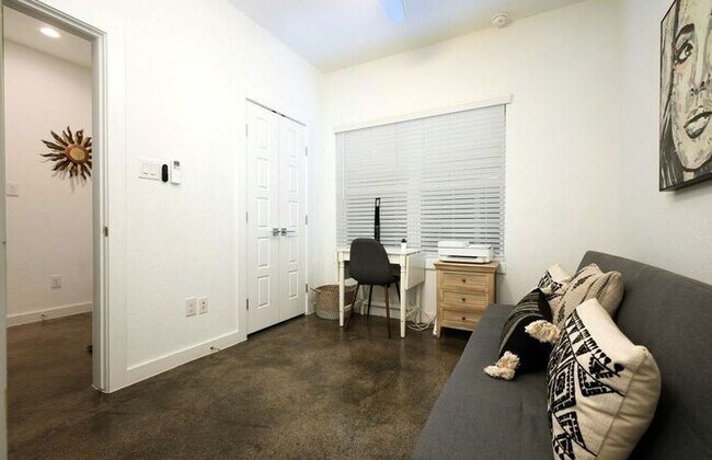 Building Photo - Location, Style, Fully Furnished