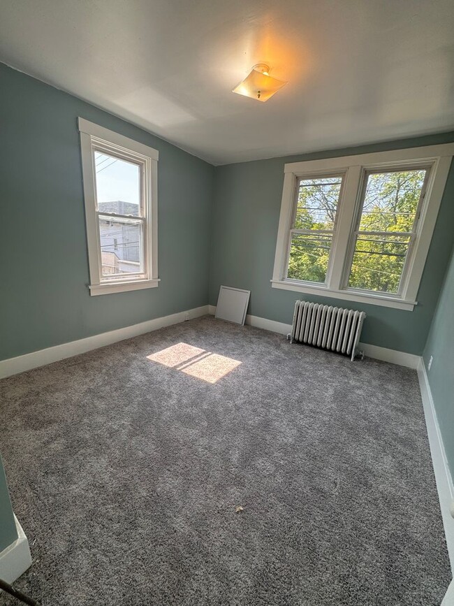 Building Photo - Beautifully Updated 2 Bedroom in Penn-Traf...