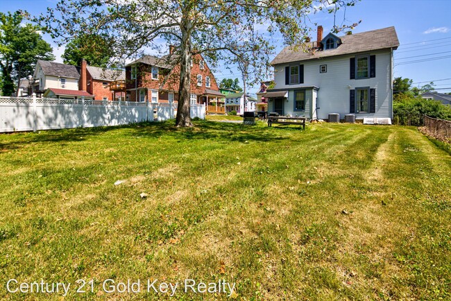 Building Photo - 3 br, 1.5 bath House - 133 West Main Street