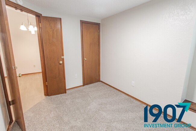 Building Photo - 2102 Briarcliff Dr