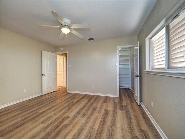 Building Photo - 3 bedroom 3 bath house