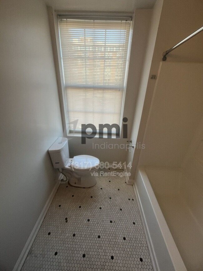 Building Photo - 1 W 28th St