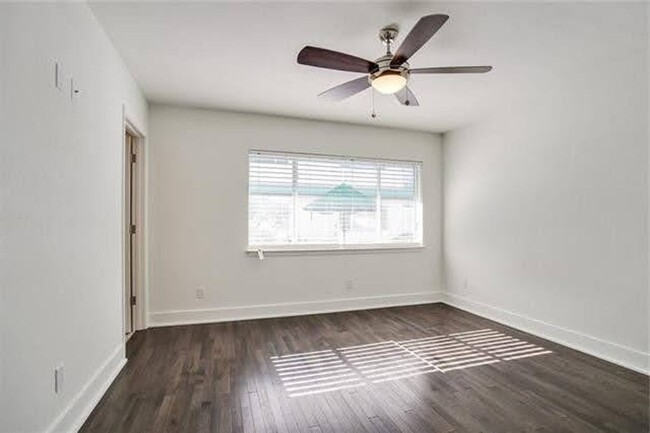 Building Photo - 1BD/1BA Condo on St Charles Ave with Gated...