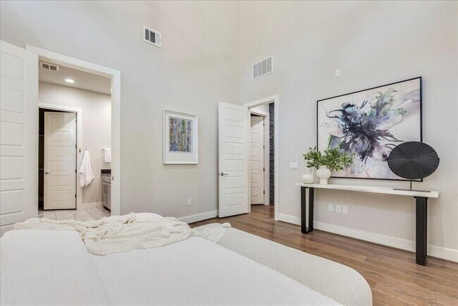 Building Photo - 2807 Del Curto Rd