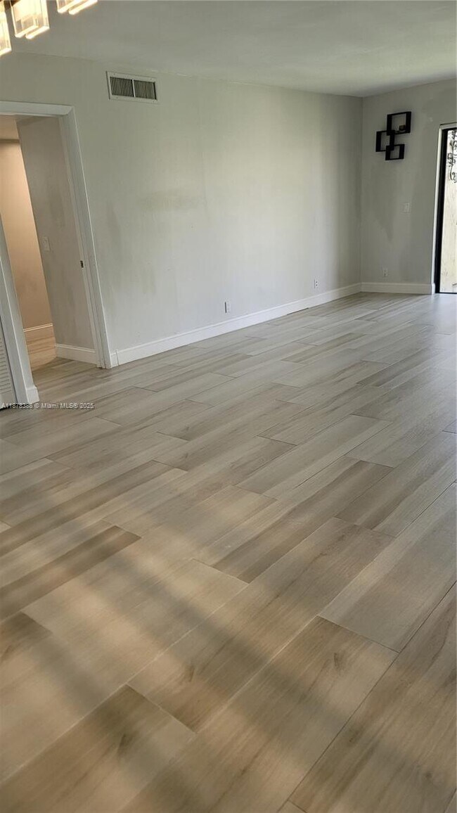 Building Photo - 330 Racquet Club Rd