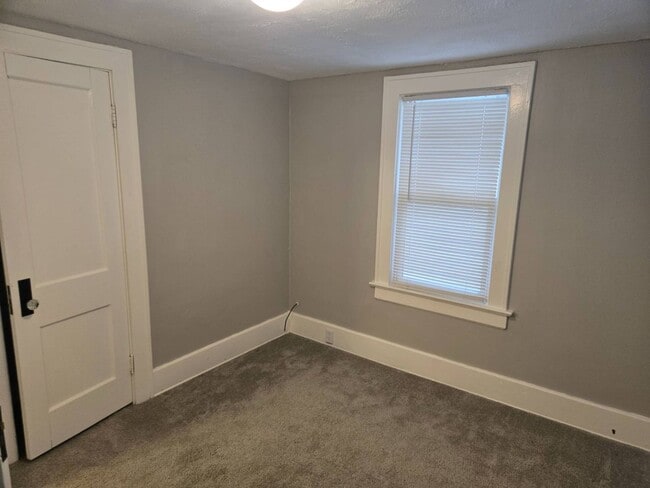 Building Photo - Charming 3-Bedroom Property in Prime Location