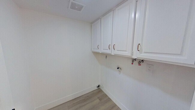 Building Photo - 6232 E Shenandoah Ave