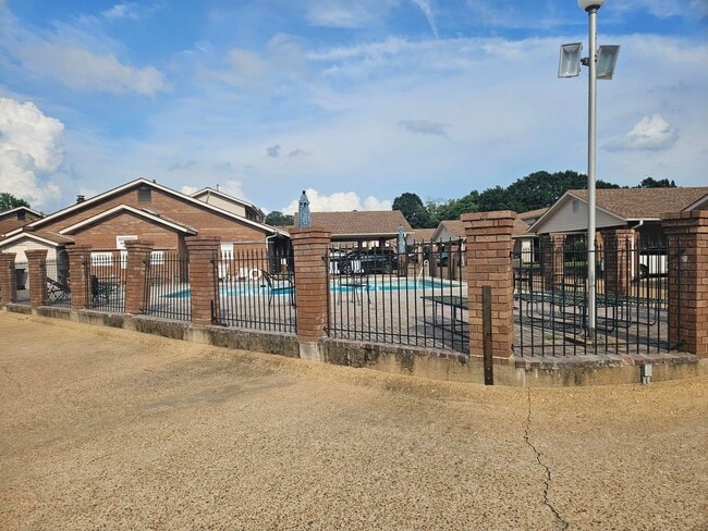 Building Photo - 2 Bed / 2 Bath Condo in Greenbriar Availab...