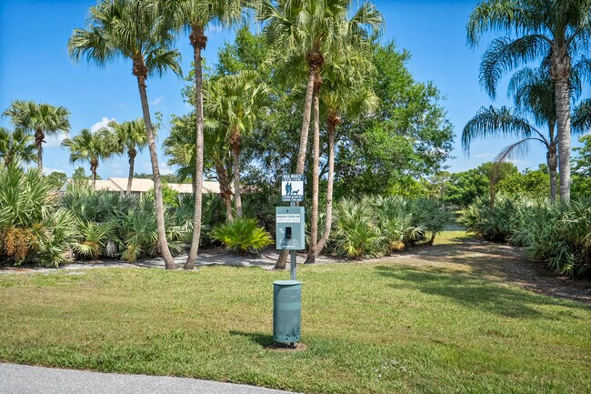 Building Photo - 1605 SW Silver Pine Way