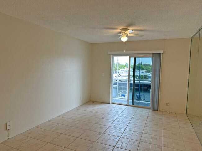 Building Photo - Comfortable 1-bedroom, 1-bath home located...