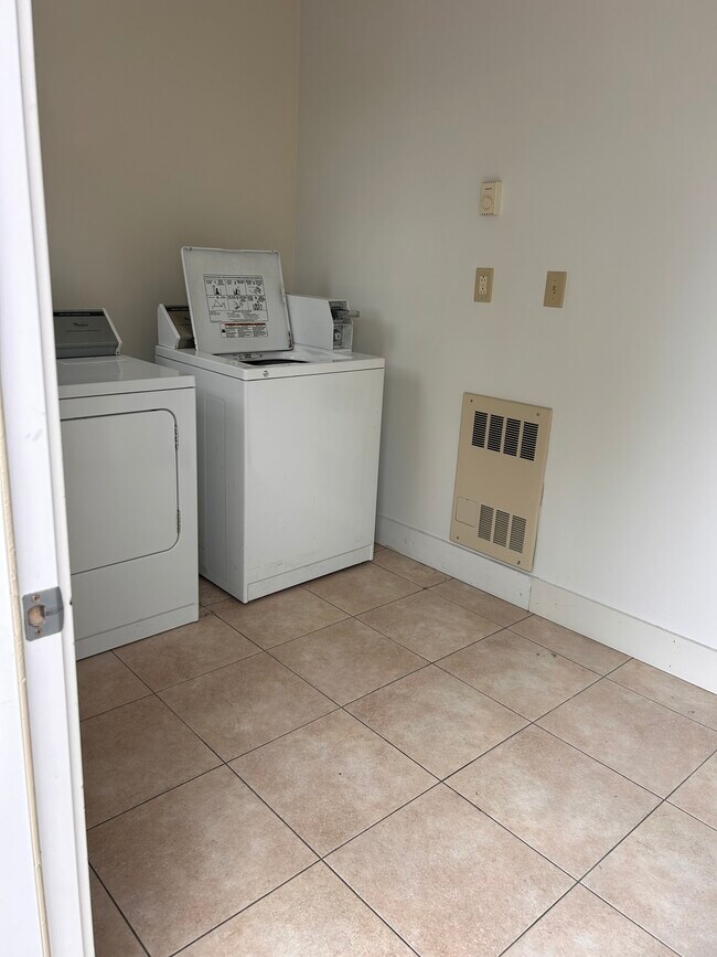 Building Photo - 214 E Lima St