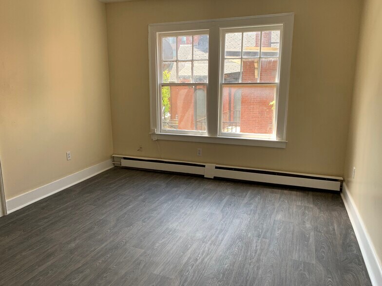 Building Photo - 29 39 Charter Oak LLC