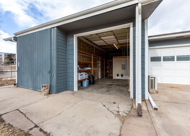 Building Photo - Centrally located Cute 2 Bed Bungalow with Garage
