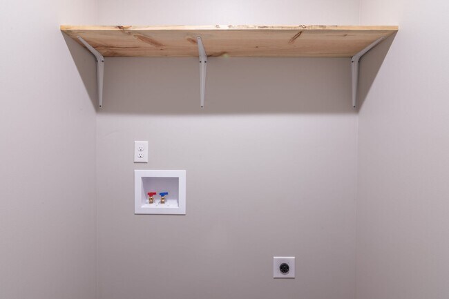 Building Photo - 725 Oak St