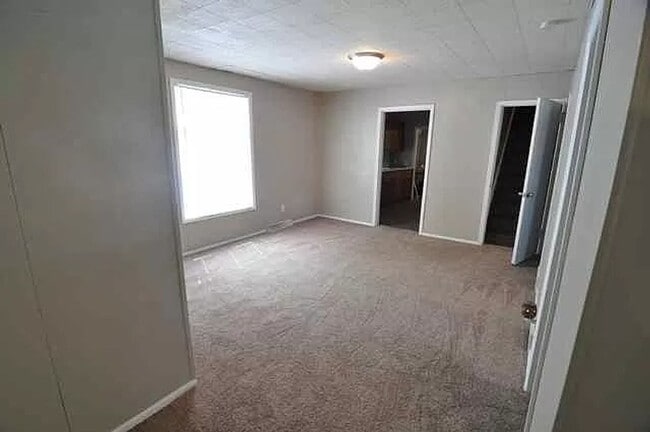 Building Photo - 5 Bedroom Home Available Now!