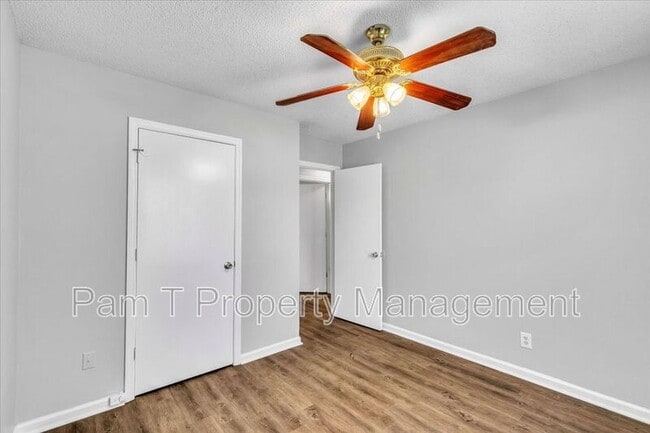 Building Photo - 215 Laurelwood Dr