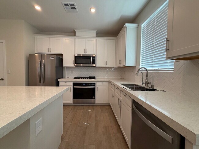 Building Photo - GORGEOUS 4 BED 3 BATH 2 CAR GARAGE SINGLE FAMILY HOME W/ LOFT, VAULTED ENTRYWAY, BACKYARD, AND BE...