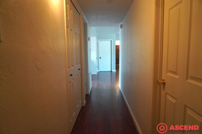 Building Photo - Cozy 3BD/2BA Home in Bakersfield's 93306 — Fully Equipped, Fireplace, Solar & All Pets Welcome!