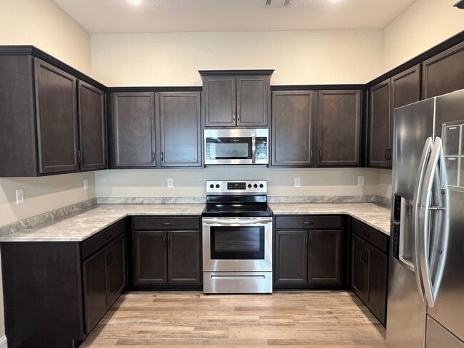 Building Photo - Beautiful Home that looks Brand New / First Full Month's Rent FREE with a 13 Month Lease!!