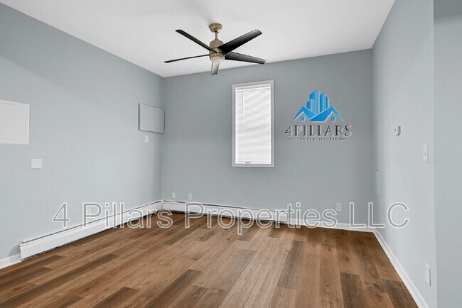 Building Photo - 803 E Chicago Ave