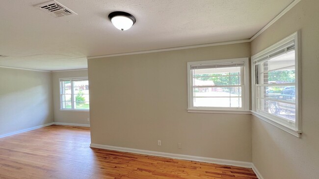 Building Photo - Hello Gorgeous !! 3- bedroom just waiting ...