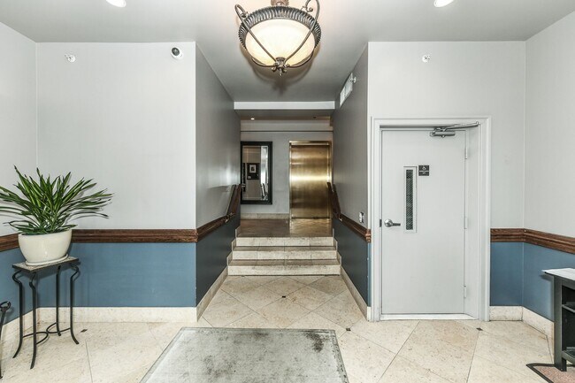 Building Photo - Luxury Two Bedroom near DuPont + Parking